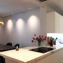 vista de cocina en isla con campana de techo