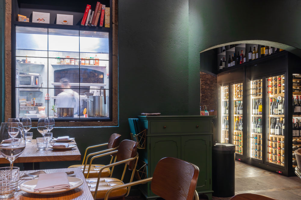 Diseño y reforma de restaurante en el Born de Barcelona vista a cocina
