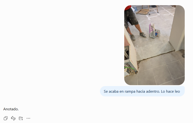 Fotografía del encuentro entre pavimentos con una instrucción para formar una rampa hacia el interior