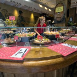 RESTAURANTE-TXAPELA-BARRA-Y-EXPOSITOR