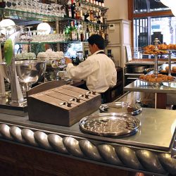 El sobre de la barra está hecho con latón y moldura