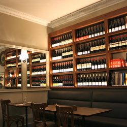 Expositor de vinos en restaurante