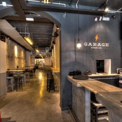 Imagen con el nombre del bar y la fábrica emplazada en la parte trasera del garaje.