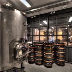 La fabrica de cerveza se encuentra al fondo del local