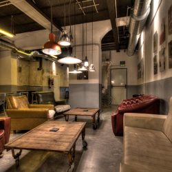   Bar Cervecería fabrica  salón principal con mobiliario bar.