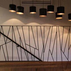 Detalle d ela barandilla realizada con hierros de la construcción