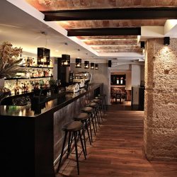 La barra ocupa todo el frontal y esta encarada al acceso. 