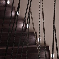 La barandilla d ela escaler esta realizada con hierros de la costrucción