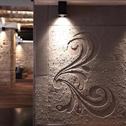 Hormigón en bajo relieve para los revestimientos de las paredes.