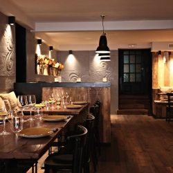 En el sal´on interior se encuentra una barra de pases conectada directamente a la cocina