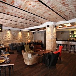 Diseño y decoración restaurante moderno KOA salón acceso