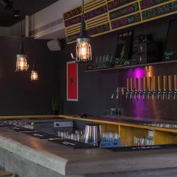 Nos especializamos en diseñar y montar grandes barras para bares cerveceros. 