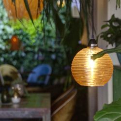 Las lámparas suspendidas están en todo el salón