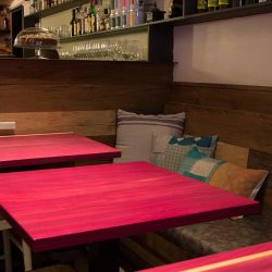 Detalle de mesas con banco y cojines DA2- ARQUITECTURA