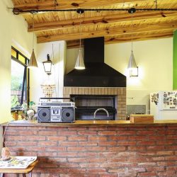 Vista interior de la zona de barbacoa