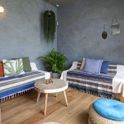 Bar vista corona Sitges.  Salón en acceso a patio interior