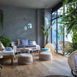 Decoración del bar con mobiliario especial 