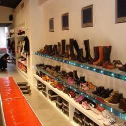 Los estantes están realizados con cristal supero trasnparente iluminados desde el interior.