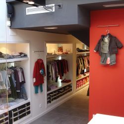 Aparte de zapatos, esta tienda vende ropa y accesorios