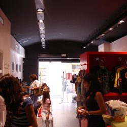 Se distribuye en forma lineal donde se reparten las diferentes secciones