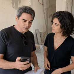 Arquitectos revisan en el móvil las anotaciones durante una visita de obra.